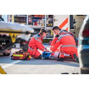 Umělecká fotografie Paramedics providing first aid, simonkr, (40 x 26.7 cm)