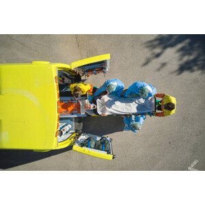 Umělecká fotografie Emergency Team Removing Man from Ambulance, xavierarnau, (40 x 26.7 cm)