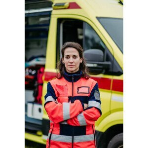 Umělecká fotografie Portrait of rescuer woman standing in, Halfpoint Images, (26.7 x 40 cm)