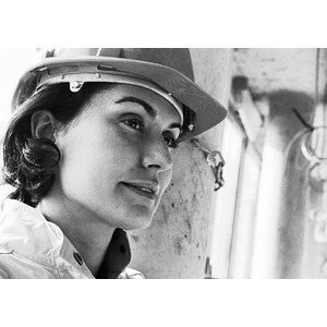 Umělecká fotografie Woman wearing hard hat, close-up, b&w, James Hardy, (40 x 30 cm)