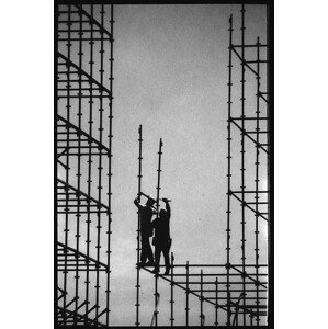 Umělecká fotografie Construction Workers Building Scaffolding, (26.7 x 40 cm)