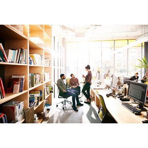 Umělecká fotografie Creative coworkers chatting over ideas in office, Ezra Bailey, (40 x 26.7 cm)