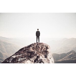 Umělecká fotografie Businessman standing on mountain, peshkov, (40 x 26.7 cm)