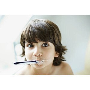 Umělecká fotografie Portrait of boy (7-9) brushing teeth, Oliver Rossi, (40 x 26.7 cm)