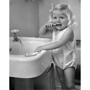 Umělecká fotografie Girl Brushing Teeth, Camerique, ( x  cm)