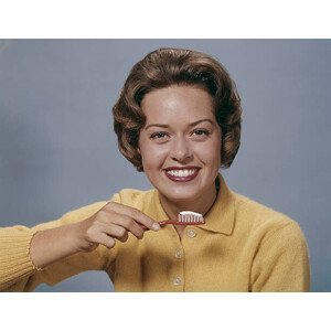 Umělecká fotografie Young Woman Brushing Teeth, Harold M. Lambert, ( x  cm)