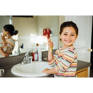 Umělecká fotografie Toddler with toothbrush, Weekend Images Inc., (40 x 26.7 cm)