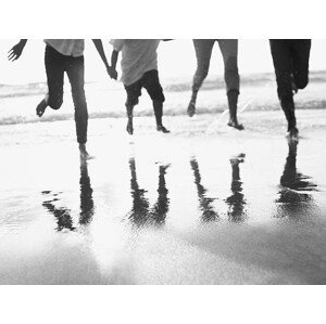 Umělecká fotografie Family running on beach, Sam Edwards, (40 x 30 cm)