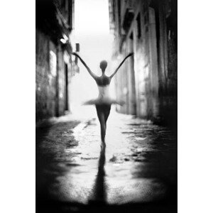 Umělecká fotografie classical dancer dancing at the city, 101cats, (26.7 x 40 cm)