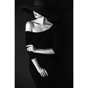 Umělecká fotografie Studio shot of young beautiful woman wearing hat, CoffeeAndMilk, (26.7 x 40 cm)