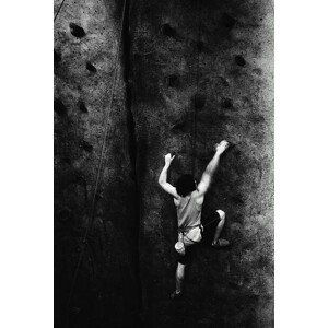 Umělecká fotografie Man rock climbing, indoors, rear view (B&W), Joe McBride, (26.7 x 40 cm)