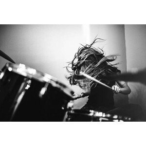 Umělecká fotografie Girl Playing Rock and Roll Drums, RyanJLane, (40 x 26.7 cm)