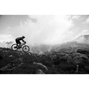 Umělecká fotografie Italy, Tyrol, senior biker riding on, Poncho, (40 x 26.7 cm)