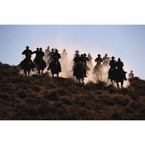 Umělecký tisk Cowboys riding horses, silhouette, Jules Frazier, (40 x 26.7 cm)