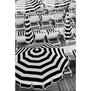 Umělecká fotografie Black and White Beach Umbrellas, Grace Digital Art, (26.7 x 40 cm)