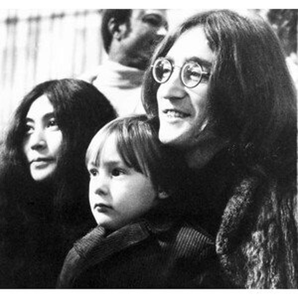 Umělecká fotografie John Lennon, Yoko Ono and John's son Julian, 1969, (40 x 40 cm)