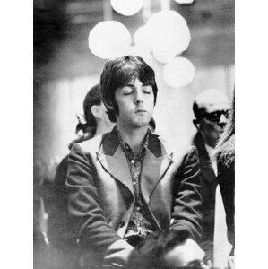 Umělecká fotografie Paul McCartney meditating, 1967, (30 x 40 cm)