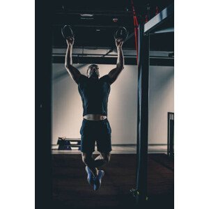 Umělecká fotografie Muscular man is doing bodyweight training, fotostorm, (26.7 x 40 cm)
