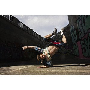 Umělecká fotografie Man dancing Hip-hop in urban, Eugene_Onischenko, (40 x 26.7 cm)