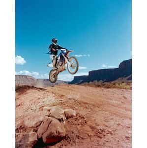 Umělecká fotografie Biker Jumping, Johannes Kroemer, (30 x 40 cm)