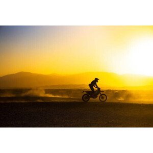 Umělecká fotografie A motorcycle races through the desert., Matthew Micah Wright, (40 x 26.7 cm)