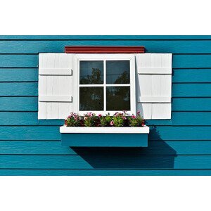 Umělecká fotografie Window with flower box., moointer, (40 x 26.7 cm)