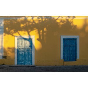 Umělecká fotografie Sunlit facade of colorful colonial building, loeskieboom, (40 x 24.6 cm)