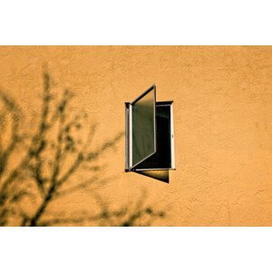 Umělecká fotografie Open window on a orange wall, Thomas Winz, (40 x 26.7 cm)