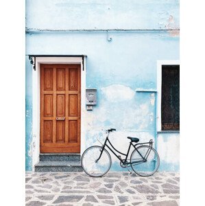 Umělecká fotografie Bicycle parked against blue wall in a village, Alexander Spatari, (30 x 40 cm)