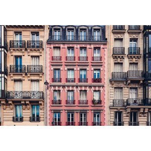 Umělecká fotografie Full frame of old row houses exteriors in Paris, kolderal, (40 x 26.7 cm)
