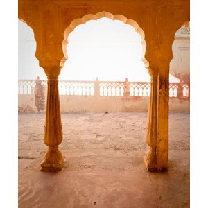 Umělecká fotografie Ornate Indian arch and courtyard, Inti St Clair, (35 x 40 cm)