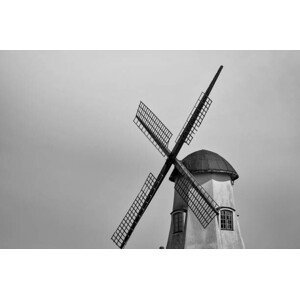Umělecká fotografie View of a windmill on a cloudy day, Niklas Storm, (40 x 26.7 cm)