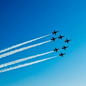 Umělecká fotografie Fighter planes in airshow on blue sky, ozgurdonmaz, (40 x 40 cm)