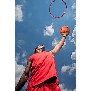 Umělecká fotografie Basketball player shooting basket, view from below, Johannes Kroemer, (26.7 x 40 cm)
