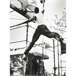 Umělecká fotografie Man playing basketball, low angle view, Hitoshi Nishimura, (30 x 40 cm)