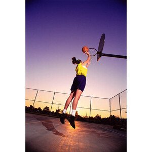 Umělecká fotografie Young woman dunking basketball in net,, Stephen Simpson, (26.7 x 40 cm)