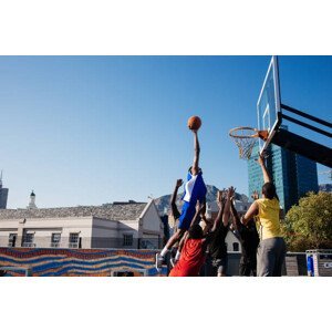 Umělecká fotografie Tall player floating in to score a basket, Hello Africa, (40 x 26.7 cm)