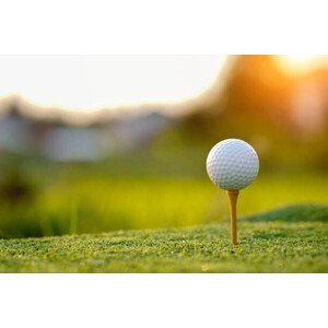Umělecká fotografie Golf ball on tee in the, Somchai Sookkasem, (40 x 26.7 cm)
