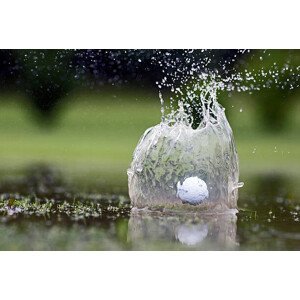 Umělecká fotografie Golf ball landing in pond, close-up, Photo and Co, (40 x 26.7 cm)
