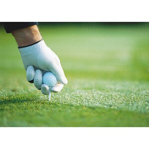 Umělecká fotografie Golfer's gloved hand teeing up, close-up, Laurence Mouton, (40 x 30 cm)