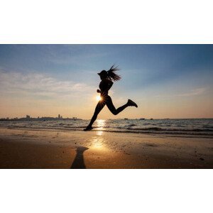 Umělecká fotografie Asian female running on the beach, Sutthichai Supapornpasupad, (40 x 24.6 cm)