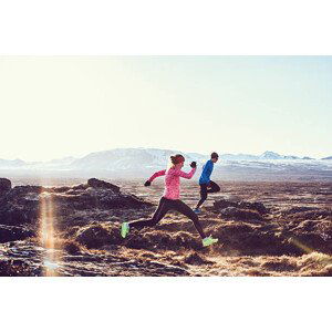 Umělecká fotografie Male and Female free running through mountains, Luca Sage, (40 x 26.7 cm)