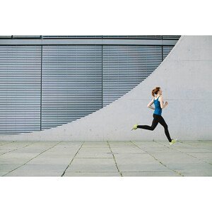 Umělecká fotografie Woman running in front of a building, Luis Alvarez, (40 x 26.7 cm)