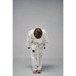 Umělecká fotografie Karate girl bowing and saluting, SBenitez, (26.7 x 40 cm)