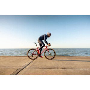 Umělecká fotografie Cyclist on path by sea, Compassionate Eye Foundation/David Oxberry, (40 x 26.7 cm)