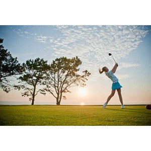 Umělecká fotografie Teen girl makes a powerful drive on a golf course, Stephen Simpson, (40 x 26.7 cm)