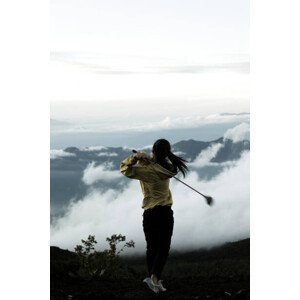 Umělecká fotografie Young woman swing golf on mt.fuji, RunPhoto, (26.7 x 40 cm)
