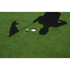 Umělecká fotografie SHADOW OF GOLFER & FLAG AT HOLE WITH BALL, Grant Faint, (40 x 26.7 cm)