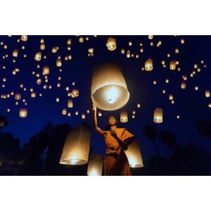 Umělecká fotografie Buddhist Monk releasing lanterns into sky, saravutvanset, (40 x 26.7 cm)
