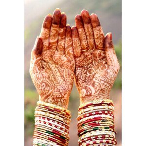 Umělecká fotografie Indian bride hands with henna tattoo, DEV IMAGES, (26.7 x 40 cm)